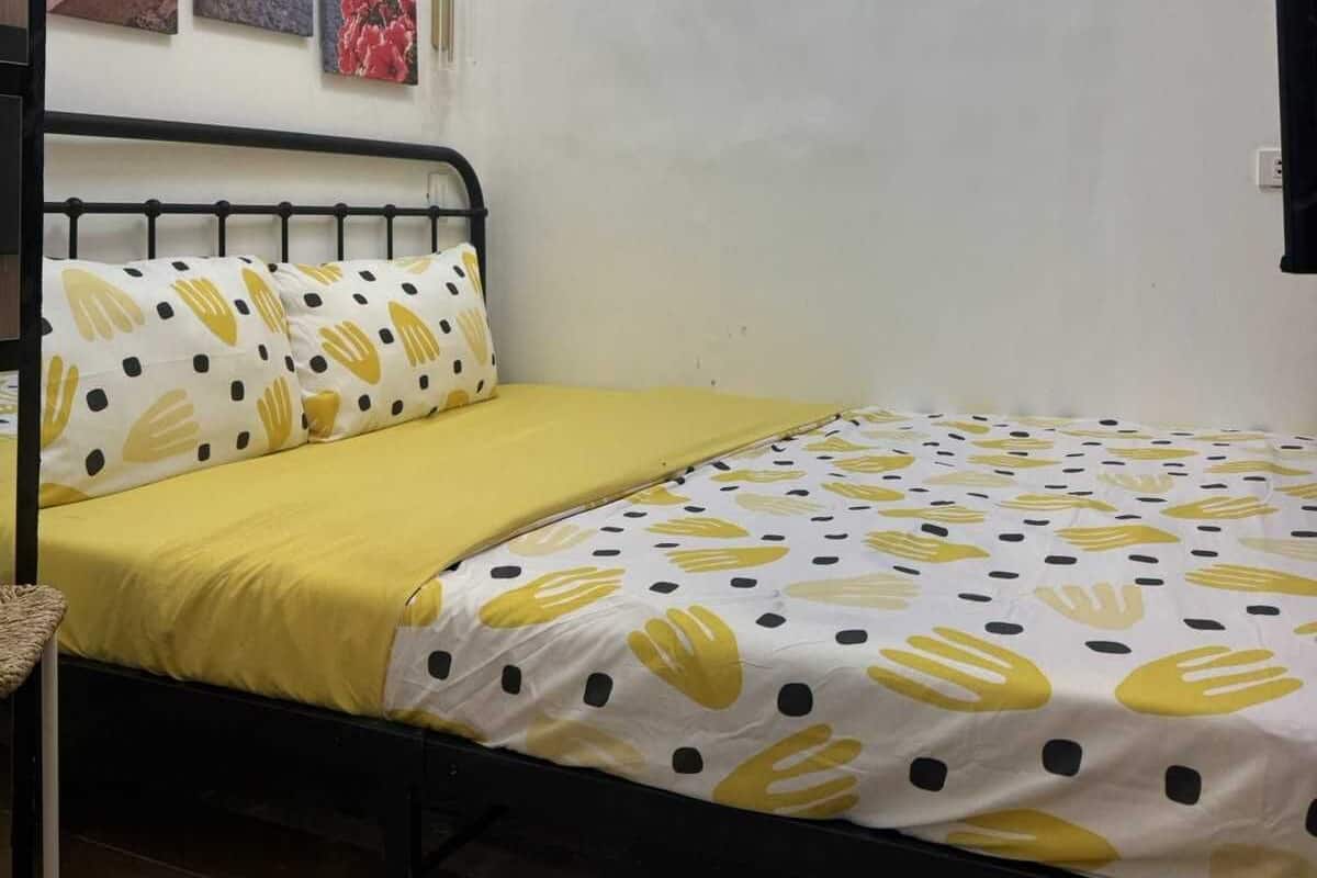 Soundproofing, free WiFi, bed sheets