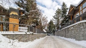 Une route enneigée menant à un bâtiment orné d’un logo représentant une montagne et du numéro 4388.