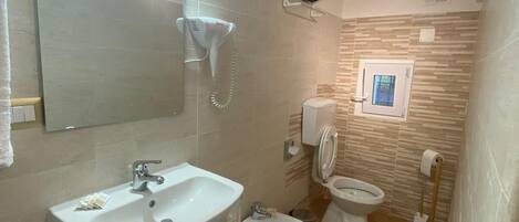 Dusche, Haartrockner, Bidet, Handtücher