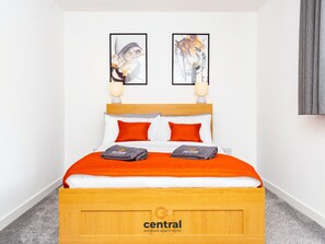 Een bureau, een strijkplank/strijkijzer, gratis wifi
