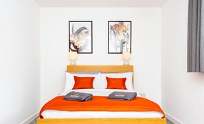 2 habitaciones, escritorio, tabla de planchar con plancha y wifi gratis 