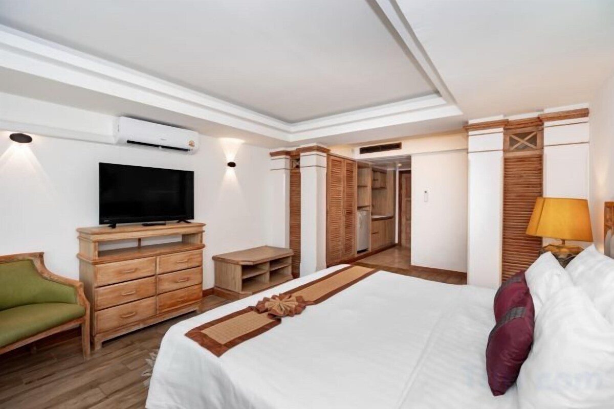 Minibar, desk, laptop workspace, WiFi (free)