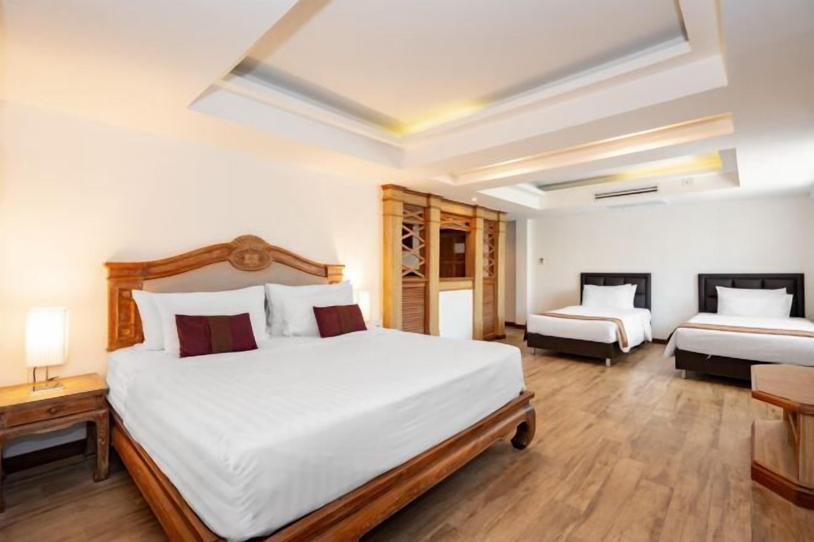 Desk, laptop workspace, free WiFi, bed sheets