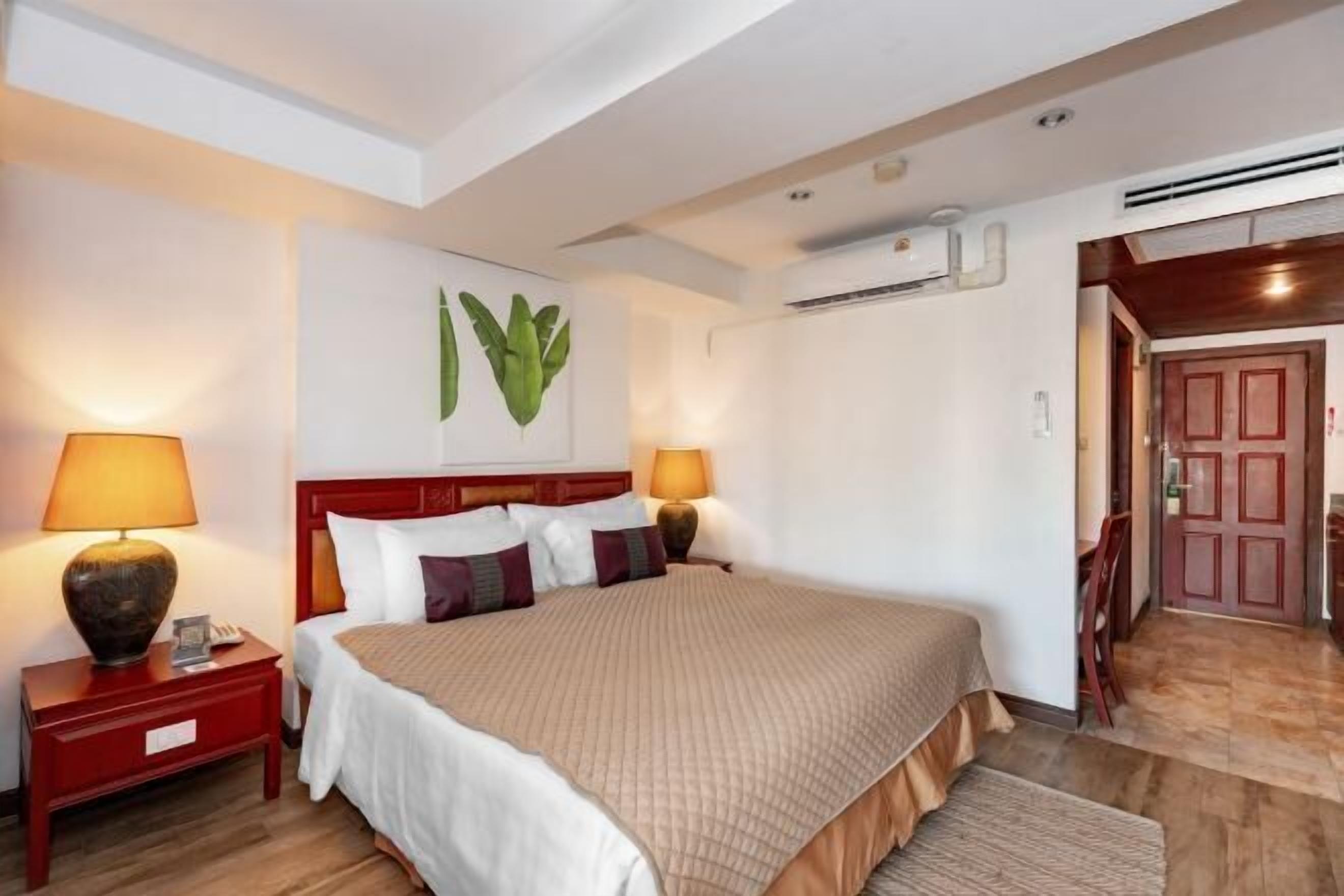 Desk, laptop workspace, free WiFi, bed sheets