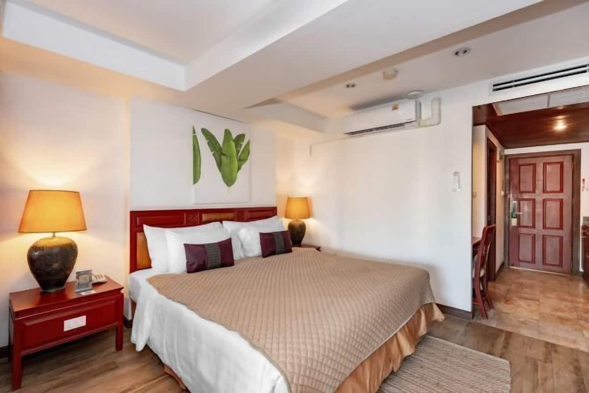 Skrivebord, skrivebord for bærbar PC, wi-fi (inkludert) og sengetøy