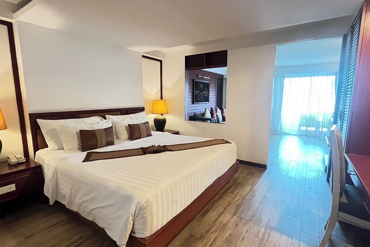 Deluxe Double Room, City View | Meja, Wi-fi percuma