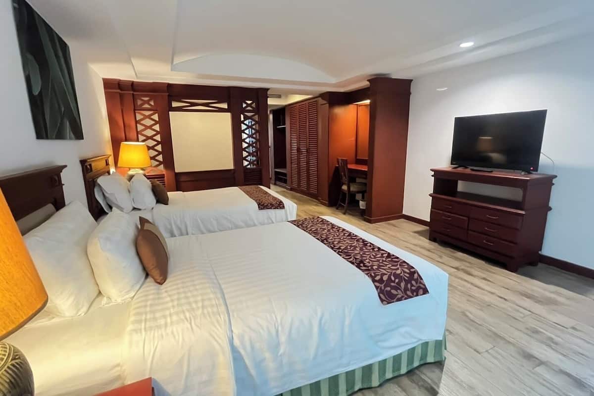 Deluxe Twin Room, City View | Meja, Wi-fi percuma
