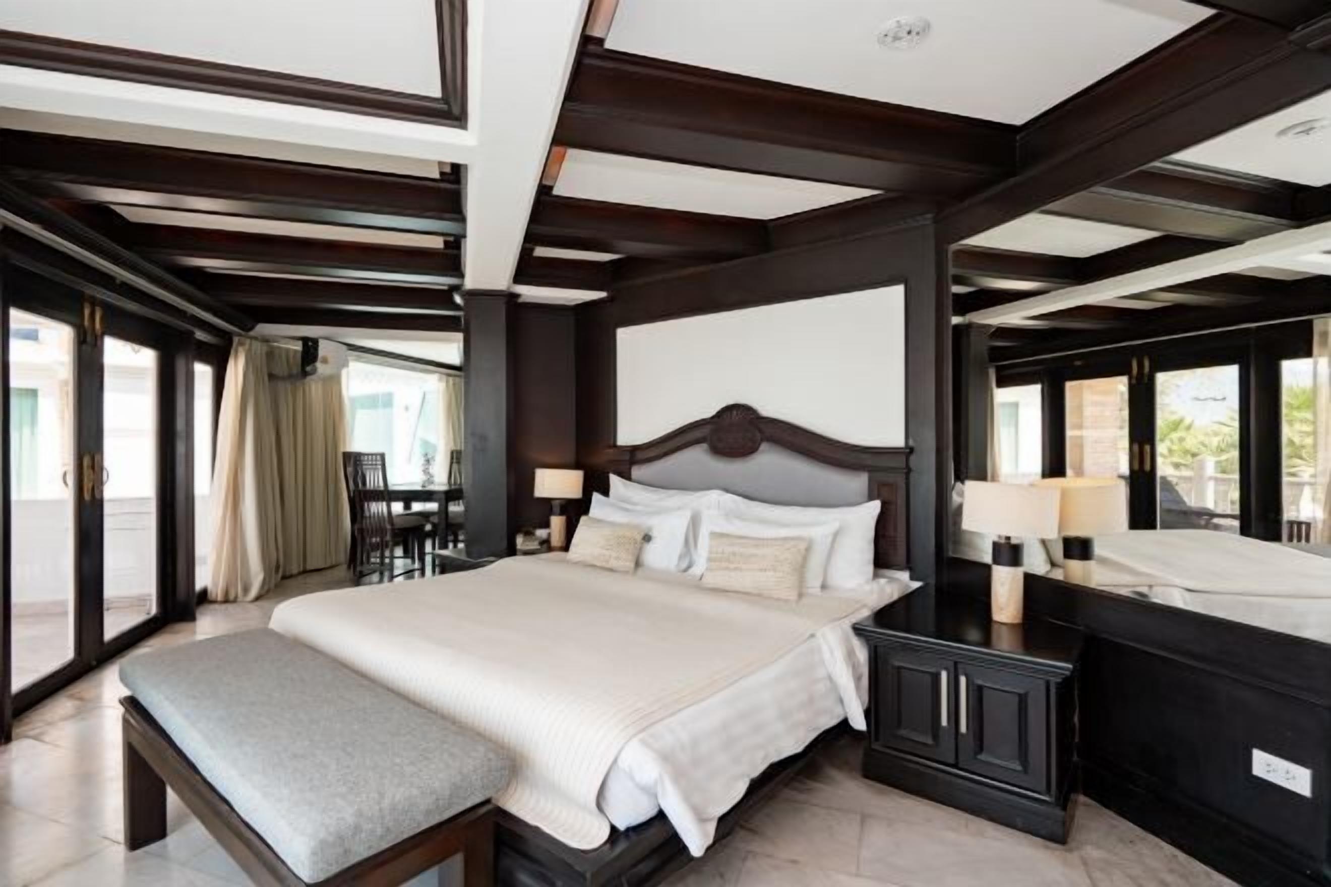 Desk, laptop workspace, free WiFi, bed sheets