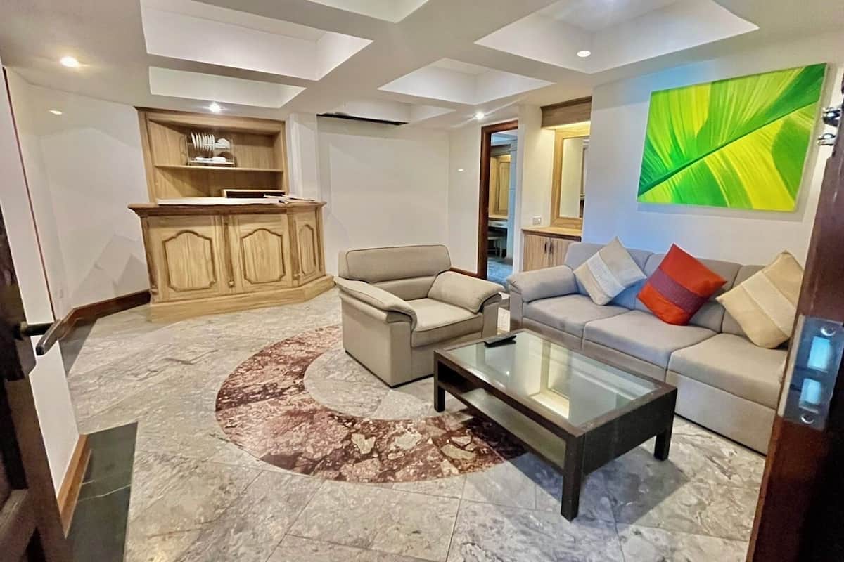 Family Double Room, City View | Meja, Wi-fi percuma