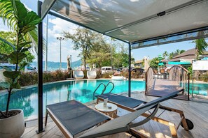 Outdoor pool - The Taksim Royal Beachfront Resort  (Patong)