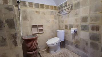 Classic-Villa, Meerblick | Badezimmer | Dusche, Handtücher, Seife, Shampoo