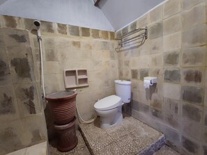 Classic Villa, Ocean View | Bathroom | Shower, towels, soap, shampoo - Wooden Javanese Villa Yogyakarta (Parangtritis)