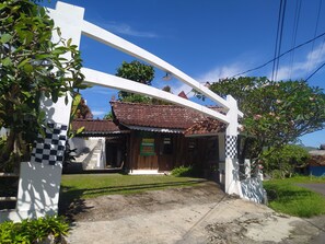 Mặt tiền nơi lưu trú