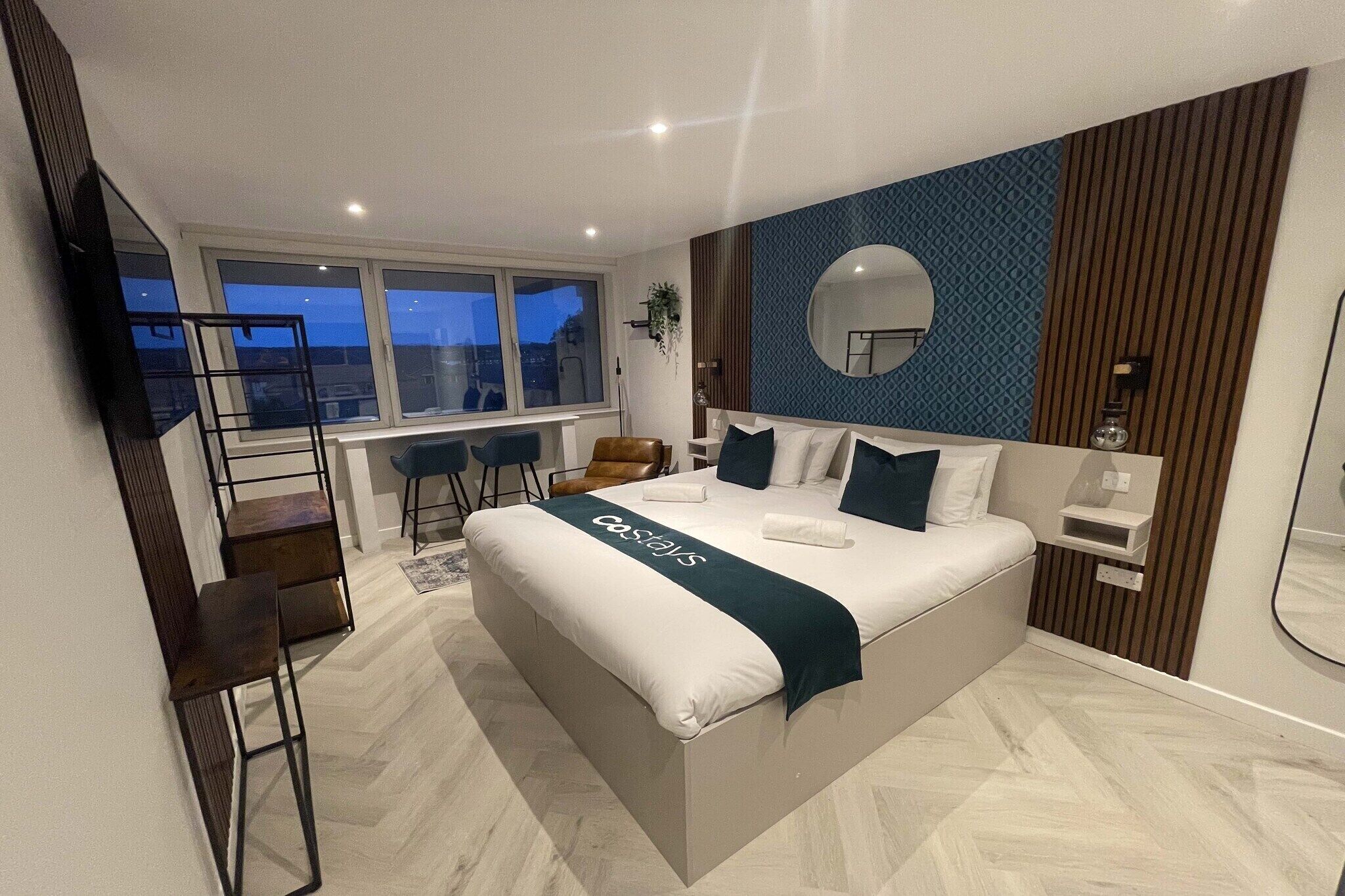 1 slaapkamer, een bureau, een strijkplank/strijkijzer, beddengoed