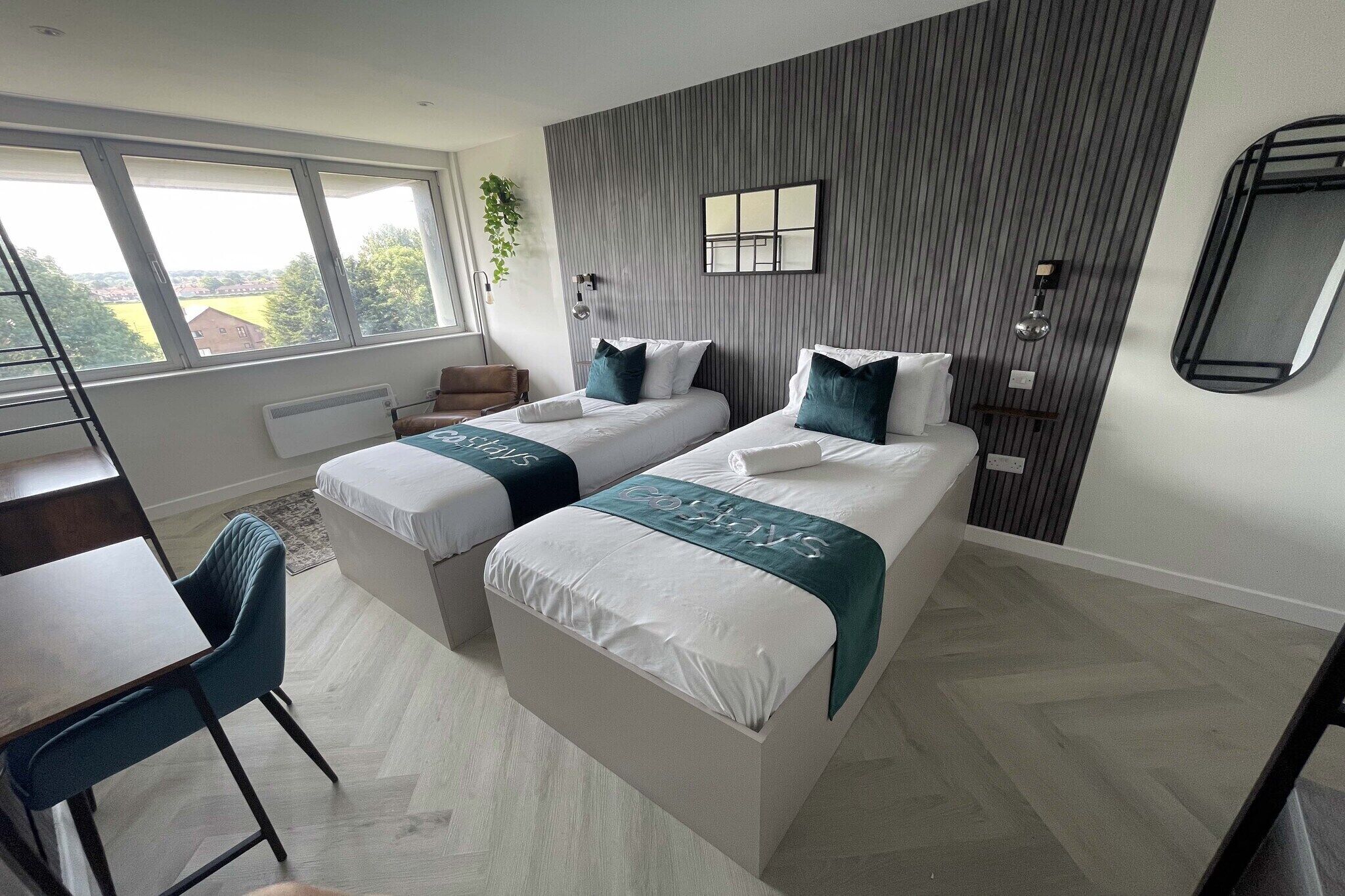 1 slaapkamer, een bureau, een strijkplank/strijkijzer, beddengoed