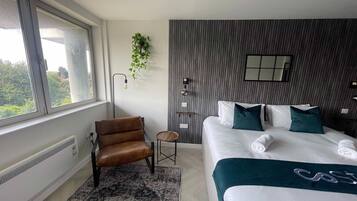 1 slaapkamer, een bureau, een strijkplank/strijkijzer, beddengoed