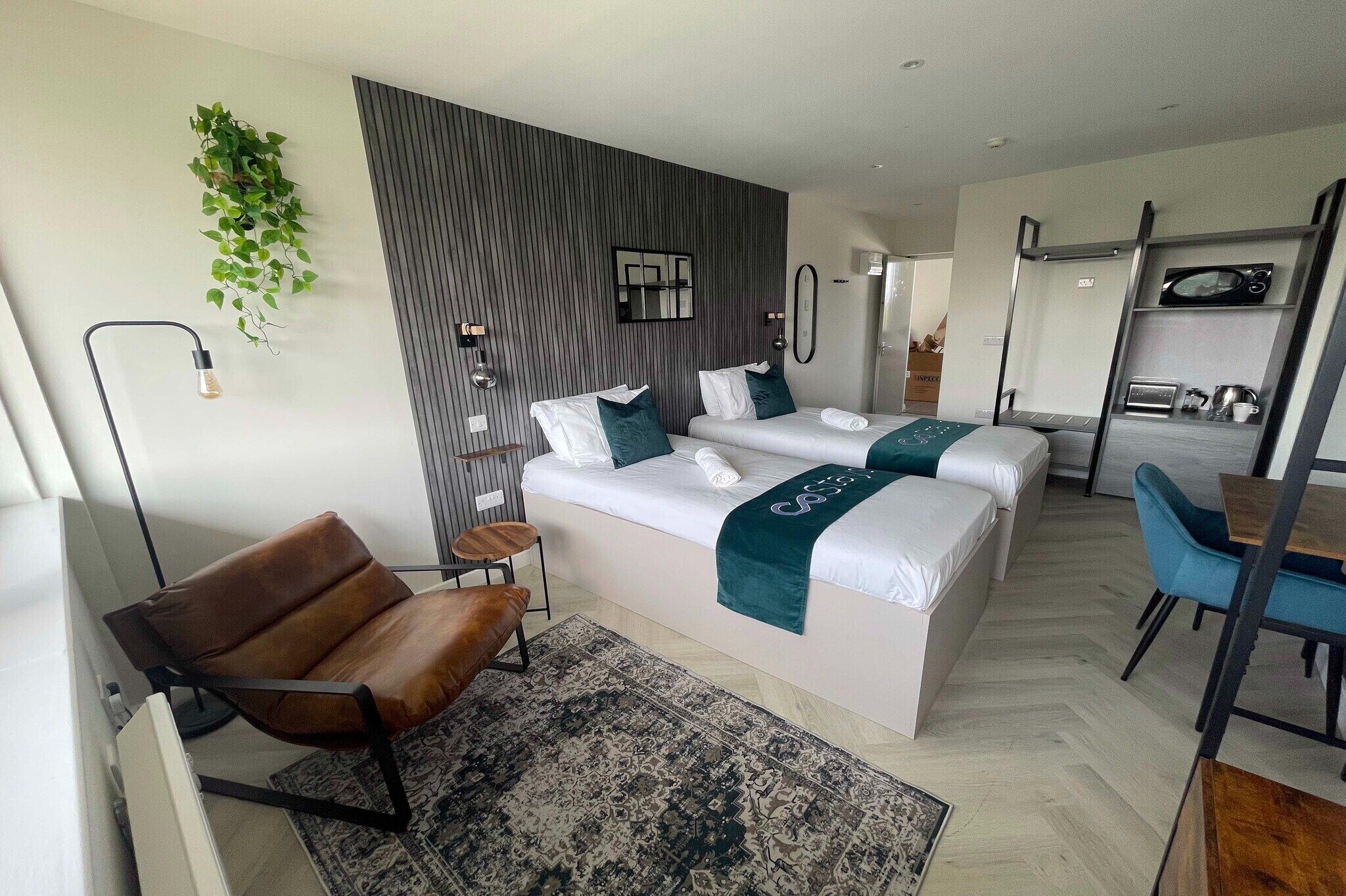 1 slaapkamer, een bureau, een strijkplank/strijkijzer, beddengoed
