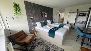 1 slaapkamer, een bureau, een strijkplank/strijkijzer, beddengoed