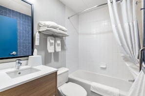 Un baño moderno con lavamanos, inodoro y bañera.