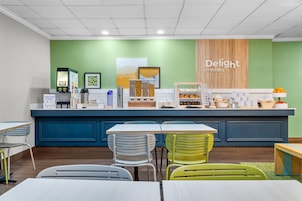 Una barra de desayuno con asientos, una máquina de café y un letrero que dice 'Delight in the Day'.