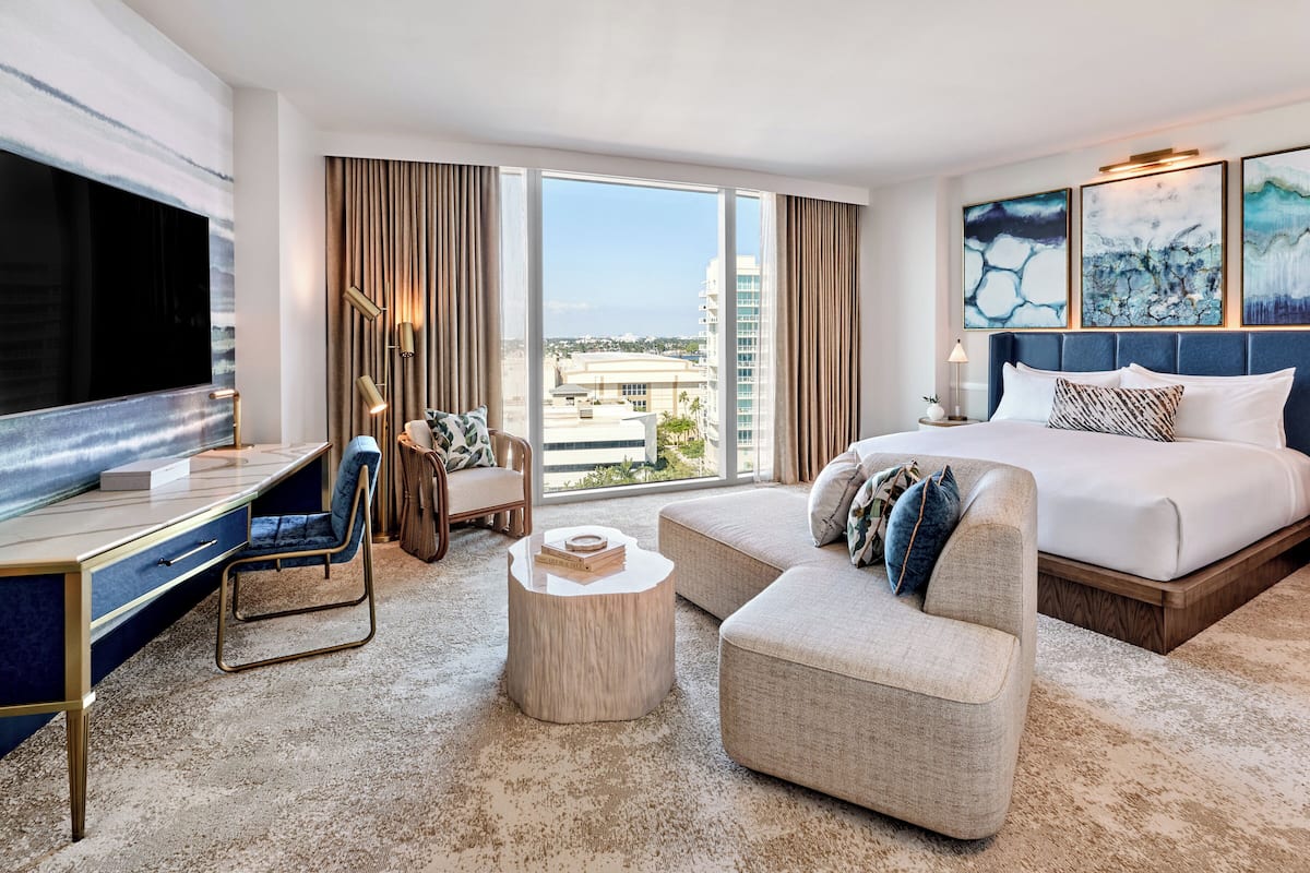 Studio Suite, 1 Tempat Tidur King | Seprai premium, bantalan ekstra lembut, brankas, dan meja kerja