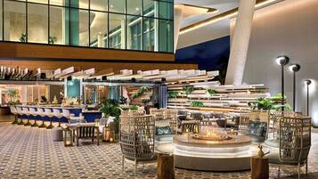 3 Bars/Lounges, Lobby-Lounge, Sportbar, Bar auf der Dachterrasse