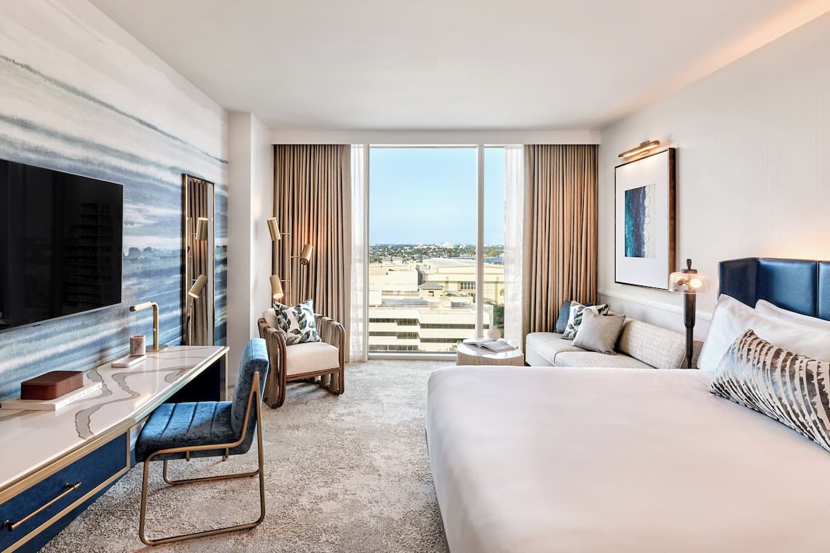 Kamar Deluks, 1 Tempat Tidur King | Seprai premium, bantalan ekstra lembut, brankas, dan meja kerja