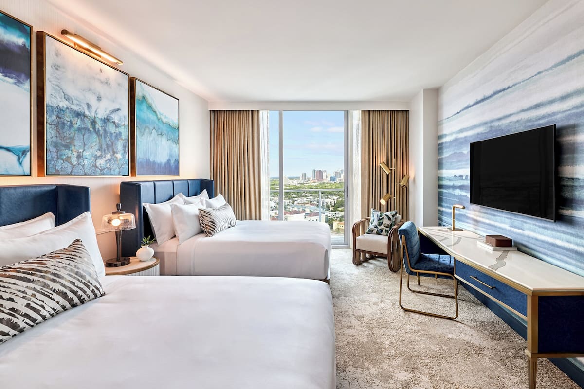 Kamar Premier, 2 Tempat Tidur Queen, balkon | Seprai premium, bantalan ekstra lembut, brankas, dan meja kerja