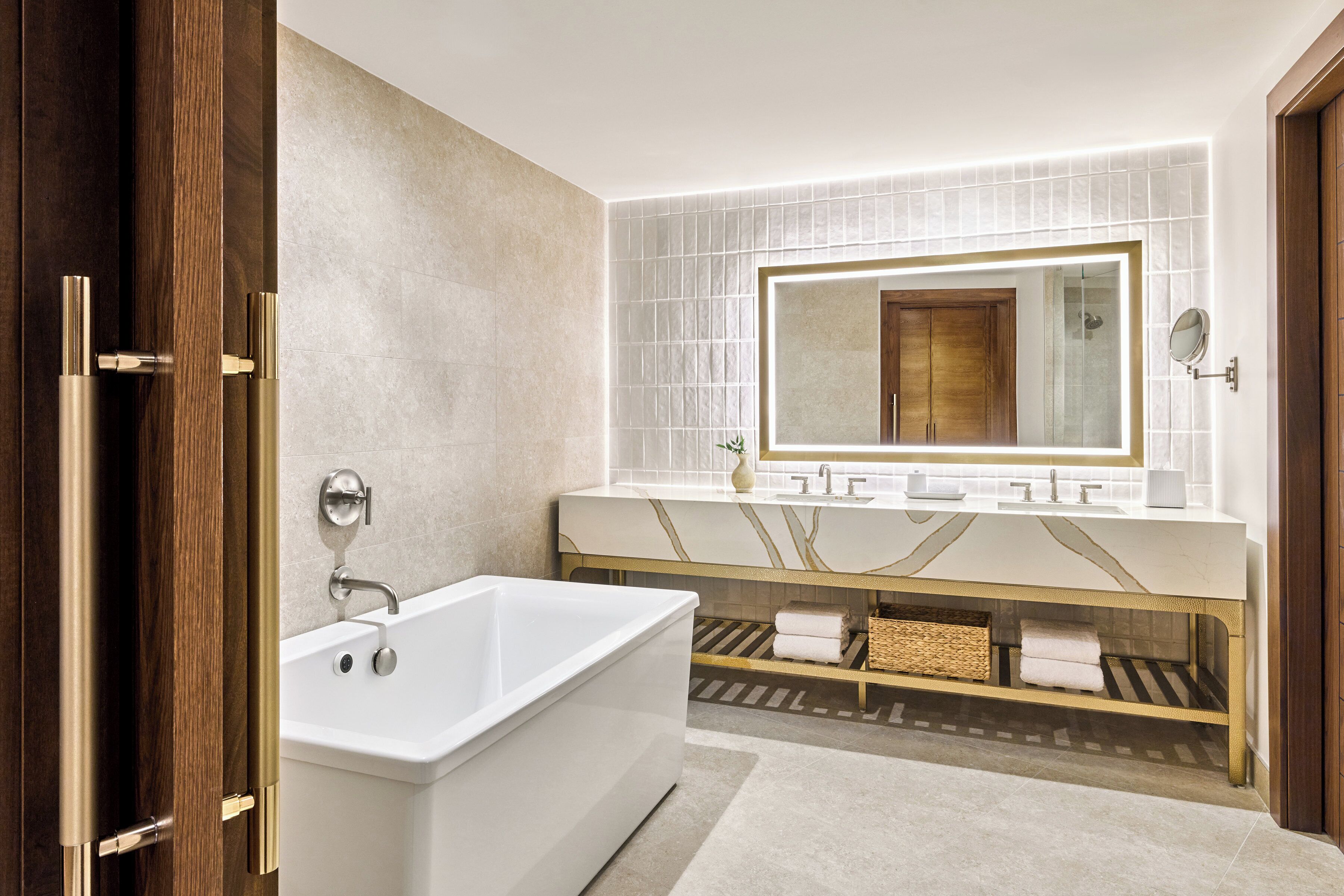Studio Suite, 1 King Bed | Deep soaking bathtub