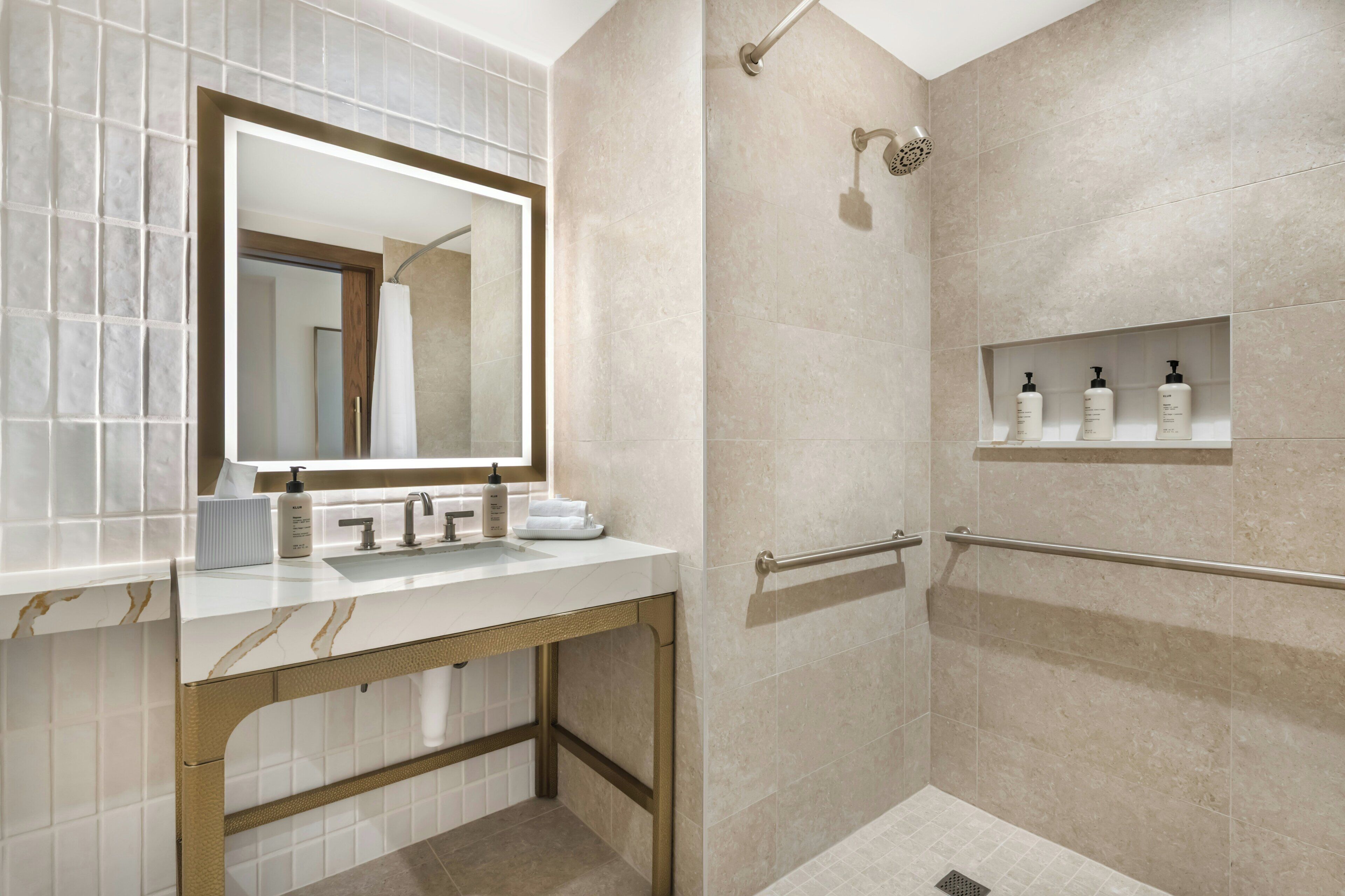 Habitación Deluxe, 2 camas de matrimonio, accesible para personas con discapacidad | Ducha del cuarto de baño