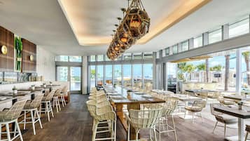 5 restaurantes; se sirven desayunos, comidas y cenas