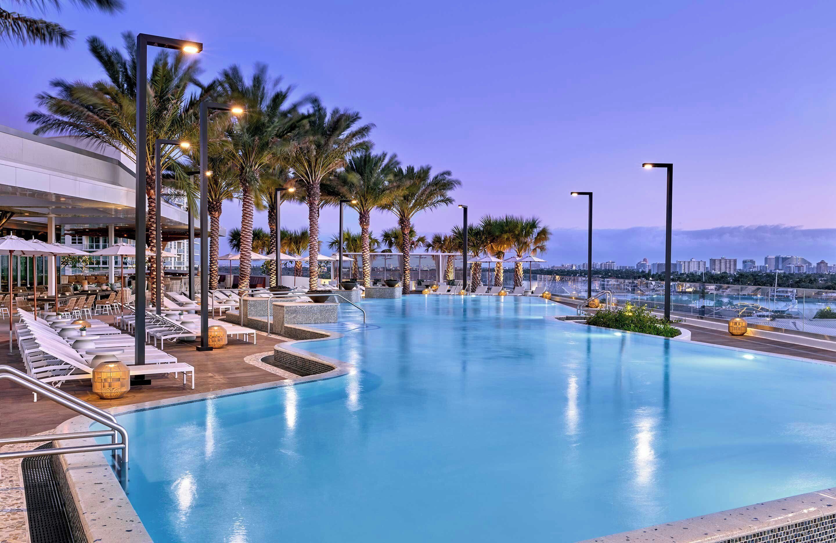 Piscine extérieure, tentes de plage, chaises longues