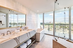Suite, 1 cama de matrimonio grande, balcón | Baño | Artículos de higiene personal gratuitos, secador de pelo y albornoces