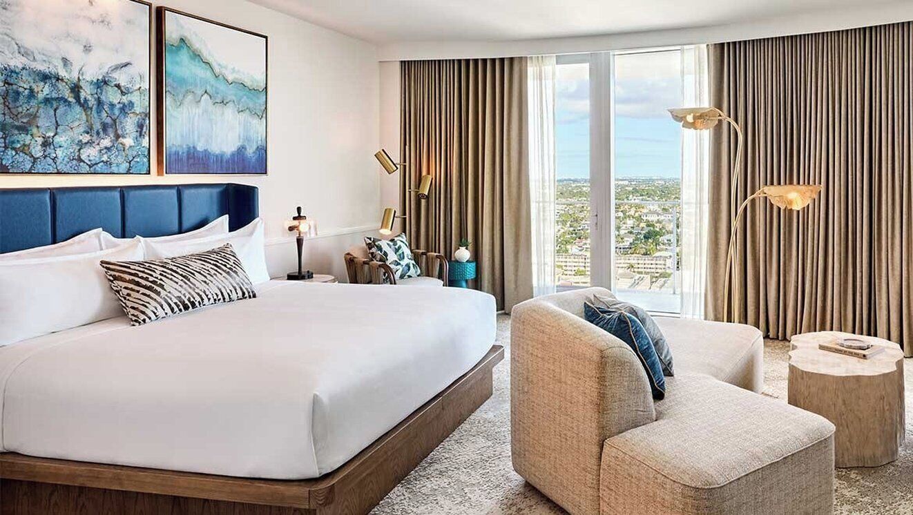 أغطية فراش متميزة وأسرّة بطبقة علوية مريحة وخزنة داخل الغرفة ومكتب