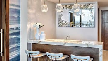 Executive Suite, 1 King Bed | Private kitchenette | Mini-fridge, coffee/tea maker