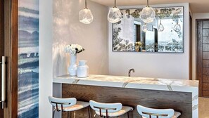 Suite ejecutiva, 1 cama de matrimonio grande | Cocina básica privada | Frigorífico pequeño y cafetera o tetera