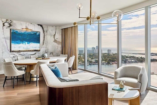 Luxury Suite, 1 King Bed (Hospitality) | Dining room