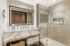 Habitación Premier, 2 camas de matrimonio | Baño | Artículos de higiene personal gratuitos, secador de pelo y albornoces