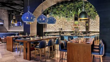3 bares o lounges, lounge en el lobby, bar deportivo, bar en la azotea