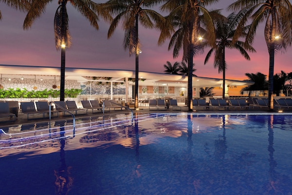 Piscina externa, funciona das 7h às 22h, barracas, espreguiçadeiras