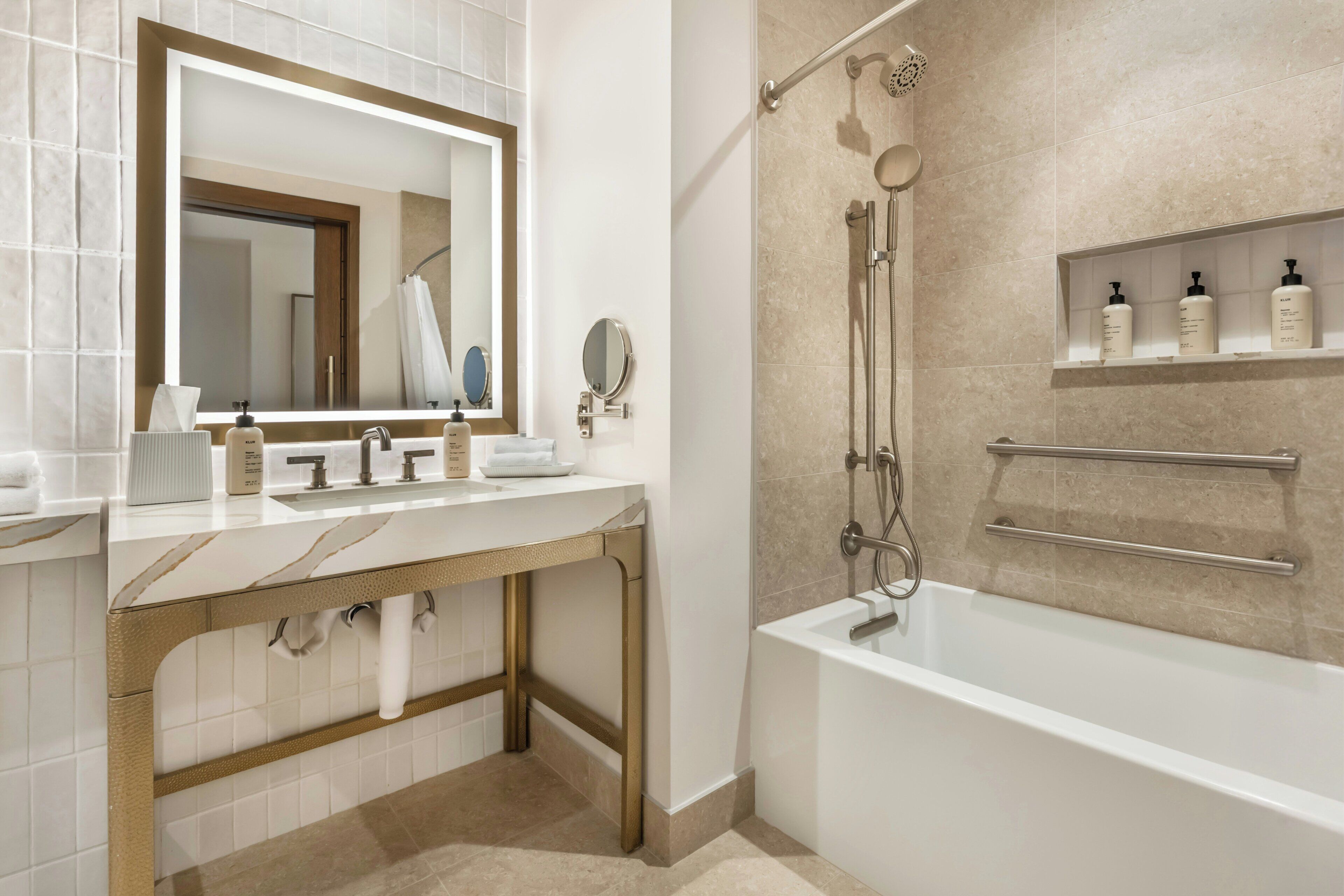 Deluxe Room, 1 King Bed, Accessible | Bathroom | Free toiletries, hair dryer, bathrobes, towels