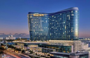 A modern hotel with a curved facade, multiple floors, and a prominent 'OMNI' sign. - Omni Fort Lauderdale Hotel (Fort Lauderdale)