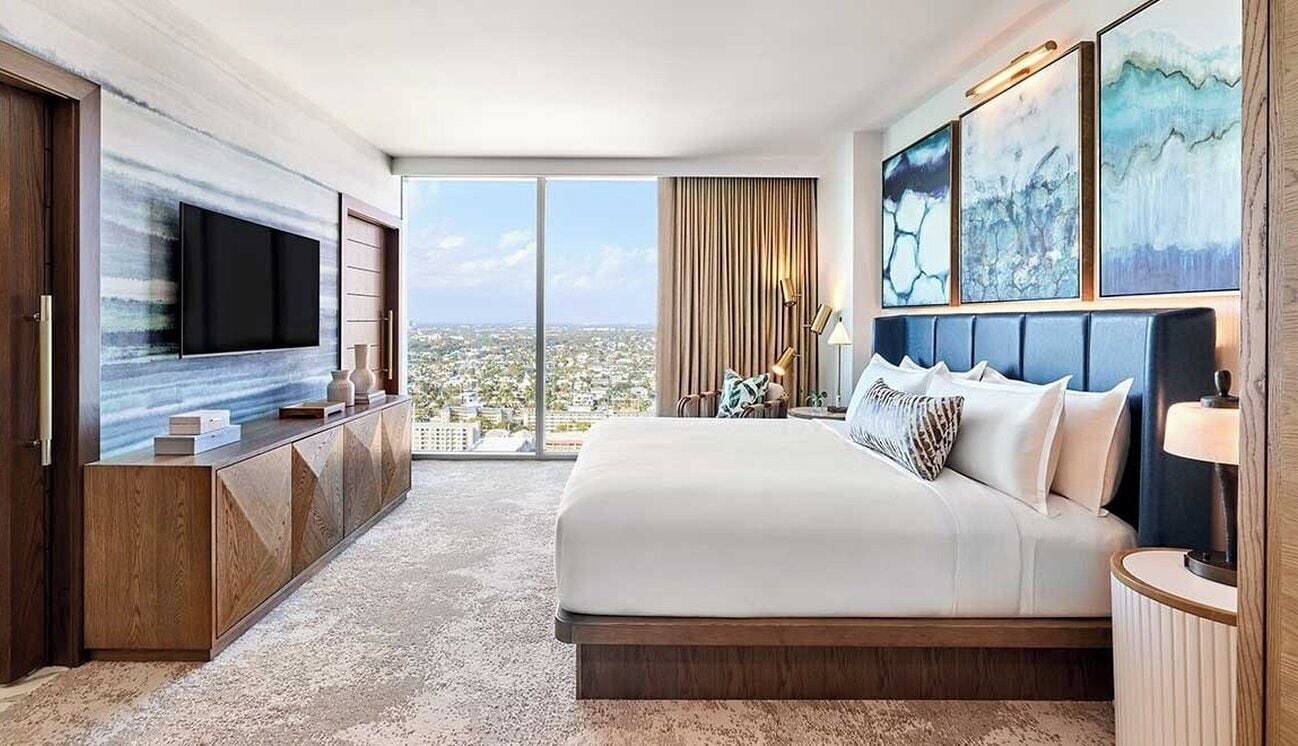 Executive Suite, 1 King Bed | Premium bedding, pillow-top beds, in-room safe, desk