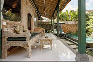 Fridge, stovetop, electric kettle, cookware/dishes/utensils - Kumala Ubud Villa (Ubud)