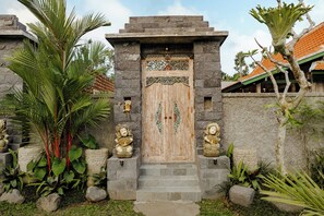 Pintu masuk hartanah