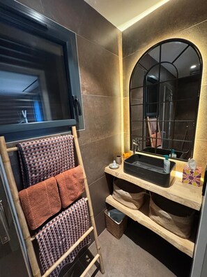 Een haardroger, handdoeken, zeep, toiletpapier