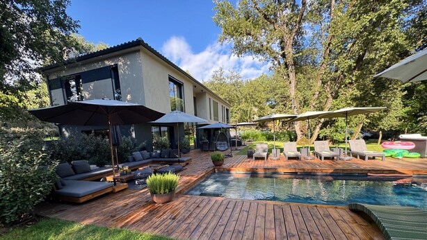 A modern house with a pool, outdoor seating, and a well-maintained garden. - Design house in the heart of the forest Escape & absolute comfort (Roquefort-les-Pins)