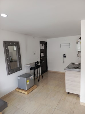 Mini-réfrigérateur, vaisselle et ustensiles