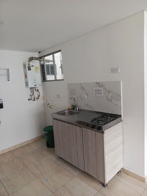 Mini-réfrigérateur, vaisselle et ustensiles