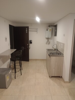 Mini-réfrigérateur, vaisselle et ustensiles